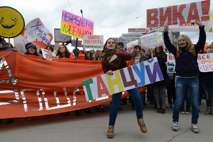 The dancing girlâs sign says: âDanceâ. (RIA Novosti / Alexandr Kryazhev)