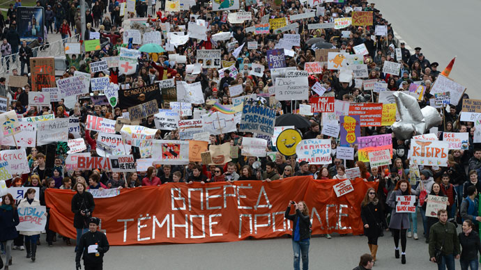 The banner in the front says: âBack to dark pastâ. (RIA Novosti / Alexandr Kryazhev)