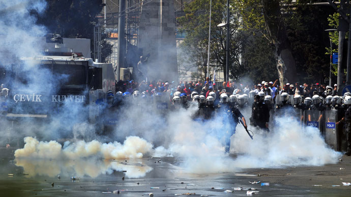 Riot police comfront with protestors during clashes at a May Day demonstration on May 1, 2013, in Istanbul.(AFP Photo / Ozan Kose)