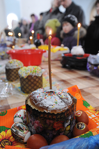 Easter cakes consecrated in Russia. (RIA Novosti / Denis Gukov)