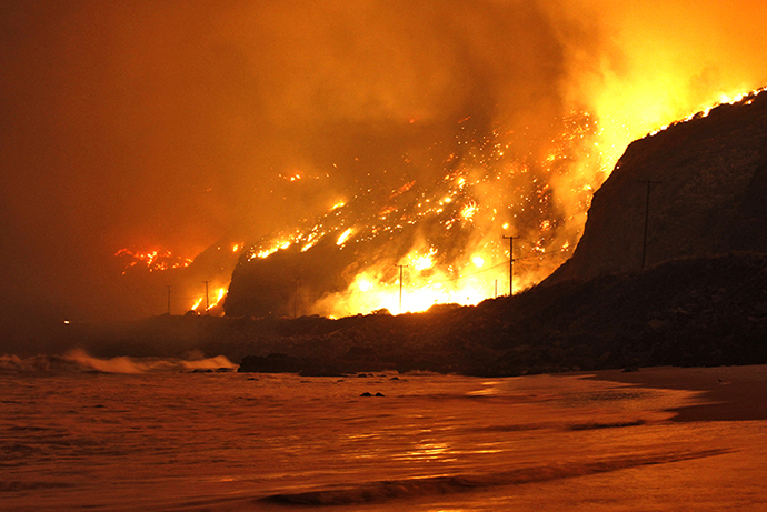 The Springs Fire rages along the Pacific Ocean north of the Ventura County Line May 2, 2013. (Reuters / Jonathan Alcorn)
