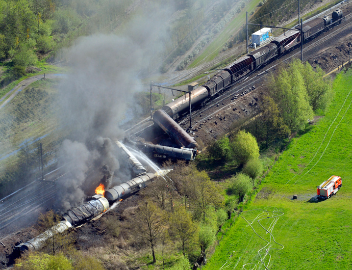 Aerial picture taken on May 4, 2013 of an exploded freight train on a track near Schellebelle, 20 kms east of Gent on May 4, 2013 (AFP Photo / Belga / Benoit Doppagne)
