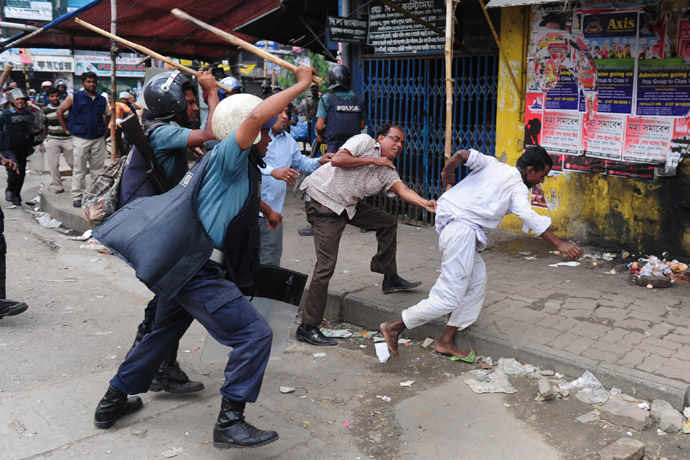  Bangladeshi police baton charge Islamists during clashes in Dhaka on May 5, 2013. (AFP Photo/Munir uz Zaman)