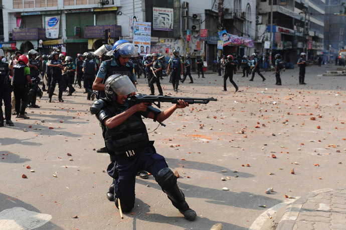 Bangladeshi police fire rubber bullets towards demonstrators during clashes with Islamists in Dhaka on May 5, 2013. (AFP Photo/Munir uz Zaman)