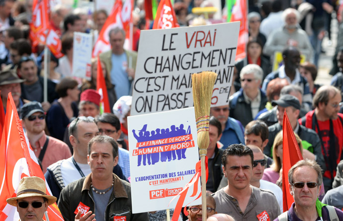 People take part in a demonstration on May 5, 2013 in Paris, called by Jean-Luc Melenchon, leader of Front de Gauche (Left Front) left wing party, to protest "against the austerity, against the finance and to ask for a Sixth Republic". (AFP Photo)