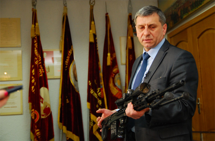 Chief Designer of the Izhmash plant Vladimir Zlobin presenting the new VS-121 sniper rifle (Photo from www.izhmash.ru)