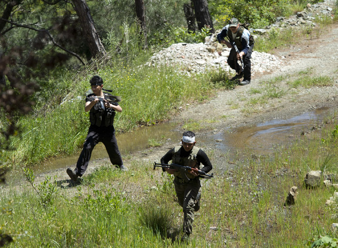 Syrian rebels from the Al-Ezz bin Abdul Salam Brigade take part in a training session at an undisclosed location near Jabal Turkmen in Syria's northern Latakia province on April 24, 2013. (AFP Photo)