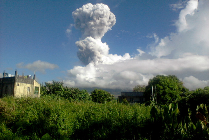In this handout photo taken on May 7, 2013 and released by PHIVOLCS-DOST volcano Mount Mayon spews a thick column of ash 500 metres (1,600 feet) into the air, as seen from the city of Legazpi, albay province, southeast of Manila. (AFP Photo)