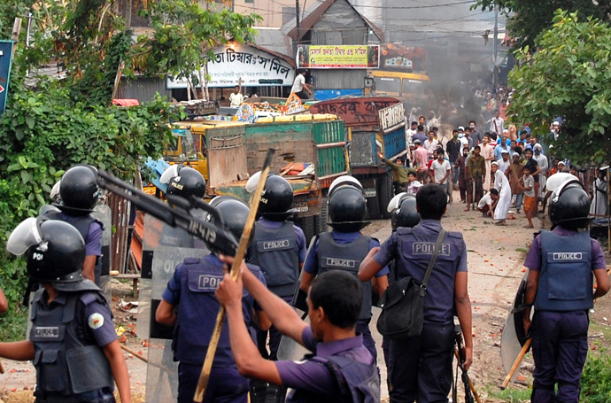 Islamist protestors throw bricks and stones towards Bangladeshi police during clashes in Narayanganj, some 20 kms from Dhaka on May 6, 2013 (AFP Photo)