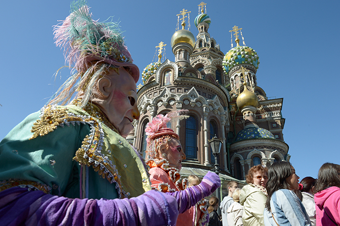 Cirque du Soleil performers parade through downtown St. Petersburg on May 8, 2013. (RIA Novosti / Alexey Danichev)