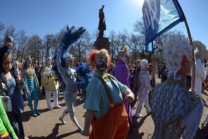 Cirque du Soleil performers parade through downtown St. Petersburg on May 8, 2013. (RIA Novosti / Alexey Danichev)