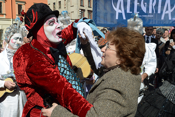 Cirque du Soleil performers parade through downtown St. Petersburg on May 8, 2013. (RIA Novosti / Alexey Danichev)