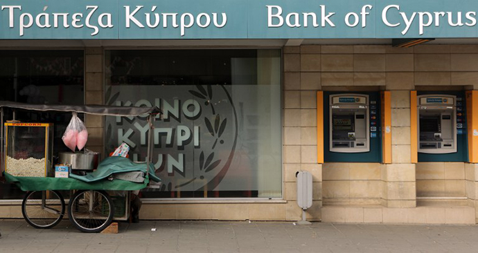 A street vendor's cart is seen parked outside a Bank of Cyprus branch in central Nicosia on April 11, 2013. (AFP Photo / Patrick Baz)