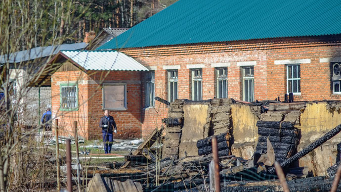 Emergency response team working on the fire scene at a mental hospital in the village of Ramensky. There were reportedly 41 people in the hospital but three survived, 04/26/2013.(RIA Novosti / Andrey Stenin)