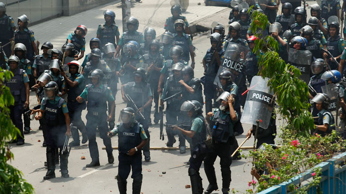 Police fire rubber bullets during a clash with activists of Hefajat-e Islam in front of the national mosque in Dhaka May 5, 2013.(Reuters / Andrew Biraj)