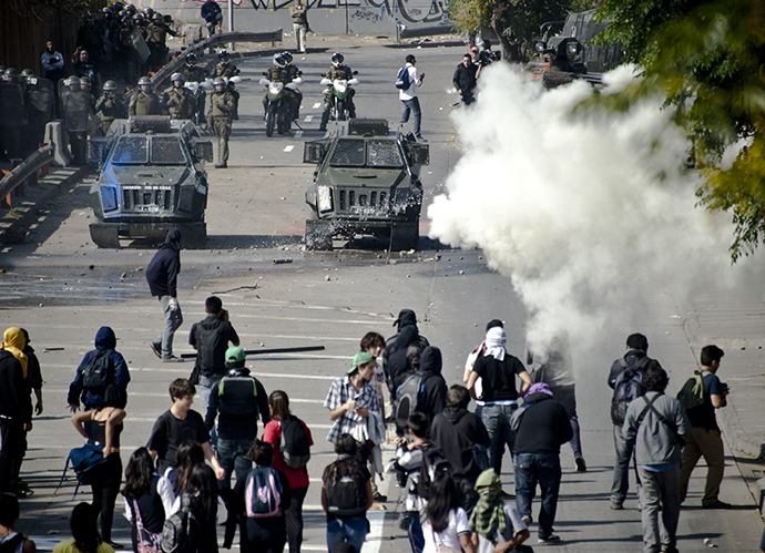 Students clash with riot police during a protest to demand Chilean President Sebastian Pinera's government to improve the public education quality, in Santiago, on May 8, 2013. (AFP Photo / Martin Bernetti)