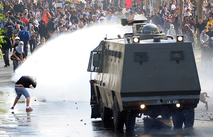 Students clash with riot police during a protest to demand Chilean President Sebastian Pinera's government to improve the public education quality, in Santiago, on May 8, 2013. (AFP Photo / Martin Bernetti)