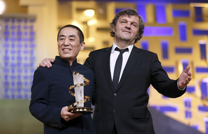 Chinese director Zhang Yimou poses with Serbian film director Emir Kusturica at a tribute on December 2, 2012 during the 12th Marrakesh International Film Festival in Marrakesh. (AFP Photo / Valery Hache)