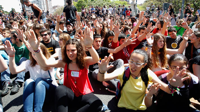 Students block a bridge in protest against the government's cost-cutting reform plans in education as part of austerity measures, during a nationwide general strike called by the education sector in Valencia May 9, 2013.(Reuters / Heino Kalis)