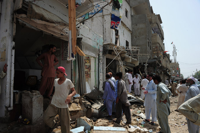 Pakistani residents gather at the site of a bomb explosion in Karachi on May 11, 2013. (AFP Photo)