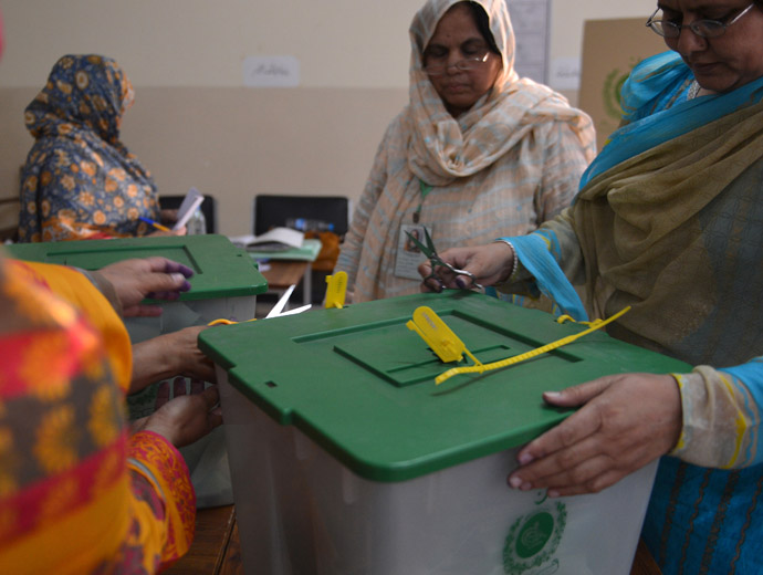 Pakistani election officials unlock ballot boxes at the end of polling in Islamabad on May 11, 2013. (AFP Photo)