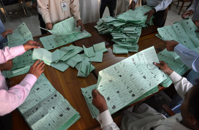 Pakistani election officials count ballot papers at the end of polling in Islamabad on May 11, 2013. (AFP Photo)
