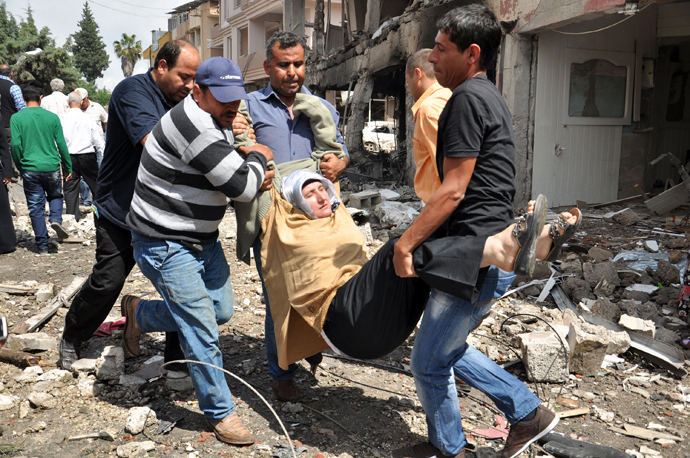 A person is evacuated from the site where car bombs exploded on May 11, 2013 near the town hall in Reyhanli (AFP Photo / Lale Koklu)