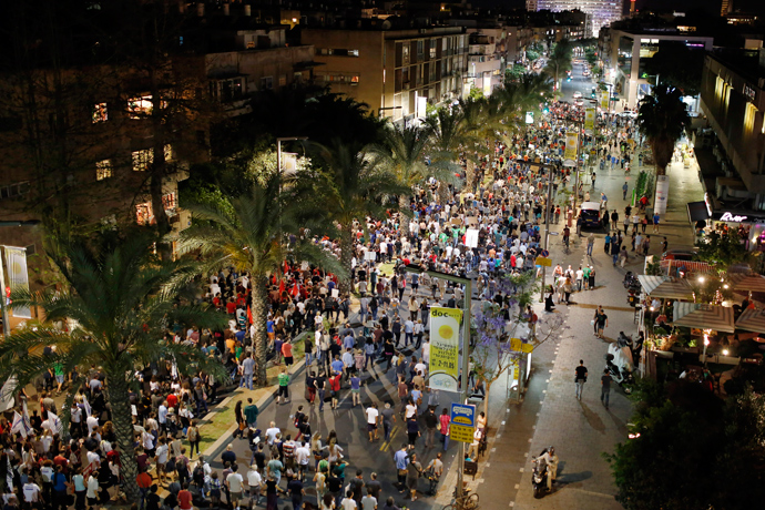 Protesters demonstrate against new austerity measures set to be included in the 2013-2014 national budget at a main junction in Tel Aviv May 11, 2013 (Reuters / Amir Cohen)