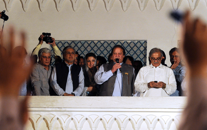 Former Pakistani Prime Minister and head of the Pakistan Muslim League-N (PML-N) Nawaz Sharif (C) is flanked by his brother Shahbaz Sharif (R) as he addresses the supporters after his party victory in general election in Lahore on May 11, 2013 (AFP Photo / Arif Ali)