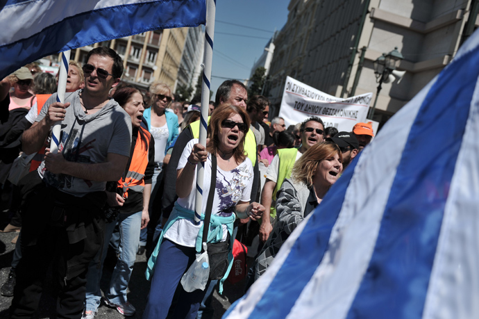 Athens and Thessaloniki municipality workers and contract workers march towards the Greek parliament in Athens to protest the latest law tablet to parliamnet on April 26, 2013 (AFP Photo)