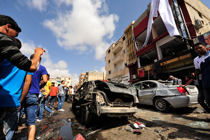 Onlookers take photographs following a car bomb explosion outside a hospital in Benghazi May 13, 2013 (Reuters / Esam Al-Fetori)