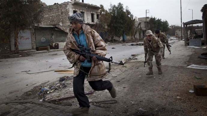 Syrian Turkmen rebels run across a street controlled by regime forces to dodge sniper fire in the Hanano district of the northern city of Aleppo on January 28, 2013 (AFP Photo / Jm Lopez)