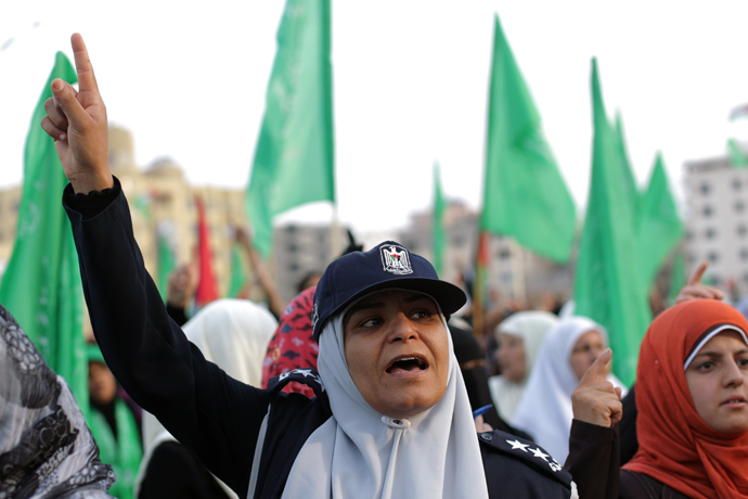 A supporter of the Palestinian Islamic group Hamas raises up her finger on May 9, 2013 in Gaza City (AFP Photo / Mohammed Abed)