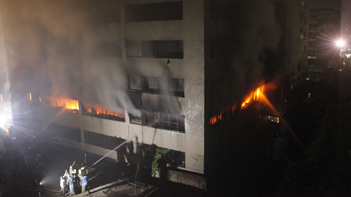 Bangladeshi firefighters attempt to extinguish a blaze at a garment factory in Dhaka early on May 9, 2013 (AFP Photo / STR)