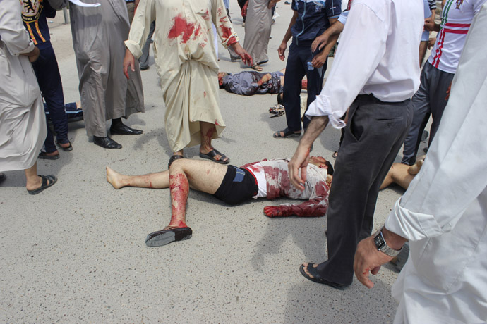 People gather at the site of a bomb attack in Baquba, about 50 km (30 miles) northeast of Baghdad, May 17, 2013. (Reuters)