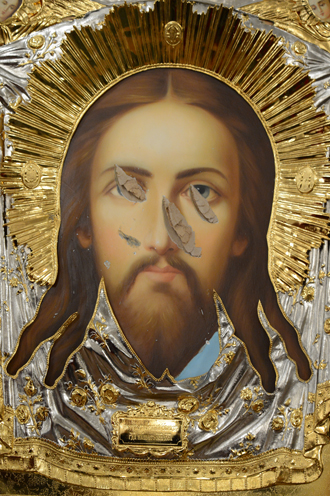 Icon of Jesus Christ slashed by a vandal in St. Georgi the Victorious church in Veliky Ustyug, brought to Christ the Savior cathedral on April 19, 2012. (RIA Novosti / Sergey Pyatakov)