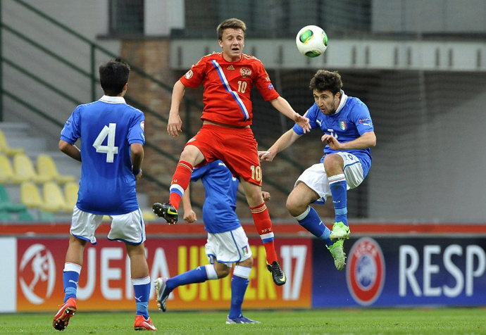 Italy's Giacomo Sciacca (R) vies for the ball with Russia's Aleksandr Golovin (C) during the UEFA European Under 17 Championship final match Italy vs Russia on May 17, 2013 in Zilina. (AFP Photo / Samuel Kubani)