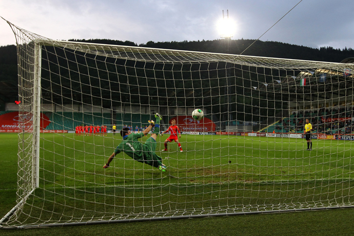 Italy's goalkeeper Simone Scuffet jumps as the ball missed the net during the UEFA European Under 17 Championship final match Italy vs Russia on May 17, 2013 in Zilina. (RIA Novosti / Mikhail Shapaev)