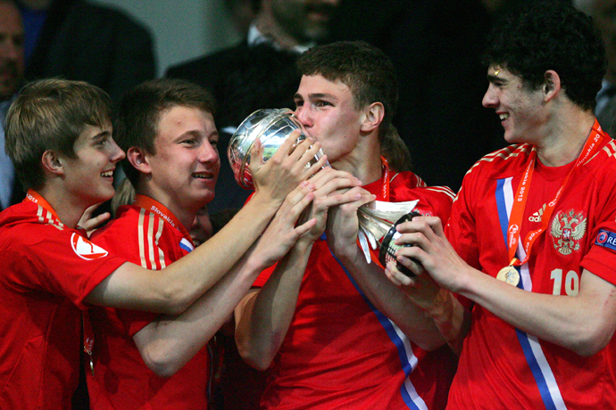 Russia's team celebrates with trophy after the UEFA European Under 17 Championship final match Italy vs Russia on May 17, 2013 in Zilina. Russia won 5-4. (RIA Novosti / Mikhail Shapaev)