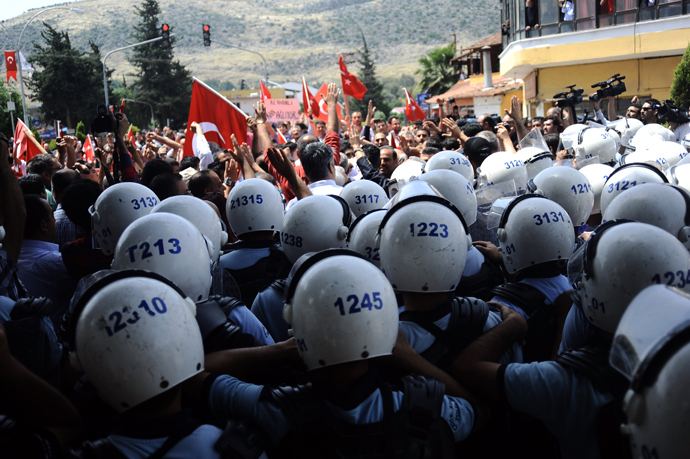 People of Reyhanli chant slogans as riot police block them on May 18, 2013, at Reyhanli in Hatay, during the funerals of the victims of a car bomb which went off on May 11 at Reyhanli in Hatay just a few kilometres from the main border crossing into Syria (AFP Photo / STR)