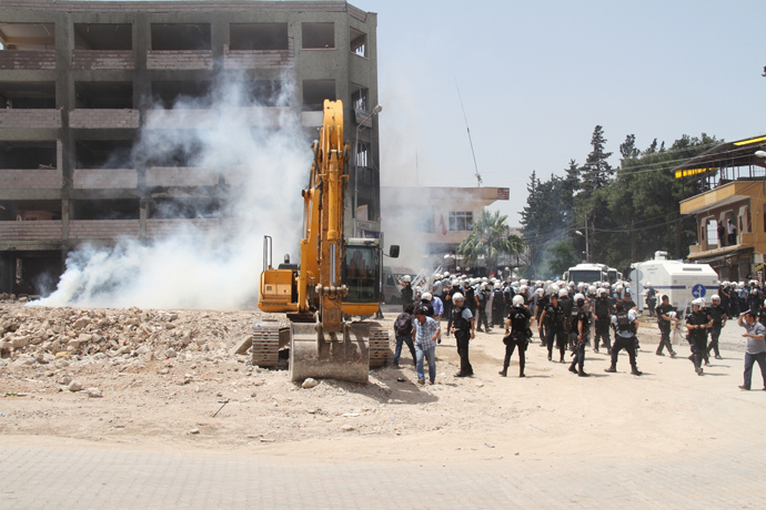 Riot police use gas bomb against on May 18, 2013, at Reyhanli in Hatay during the funerals of the victims of a car bomb which went off on May 11 at Reyhanli in Hatay just a few kilometres from the main border crossing into Syria (AFP Photo / STR)