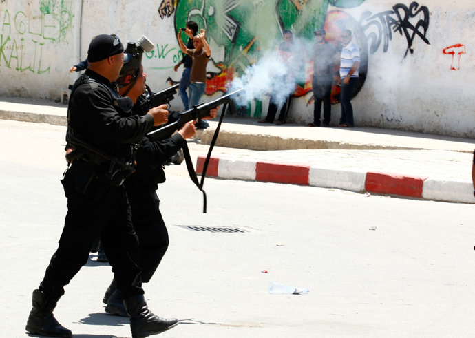 Police officers fire tear gas to break up a protest in the city of Kairouan May 19, 2013 (Reuters / Zoubeir Souissi)