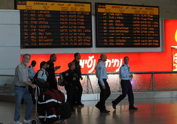 Israeli policemen walk near tourists as they patrol the arrival terminal at Ben Gurion International Airport near Tel Aviv.(Reuters / Ronen Zvulun)