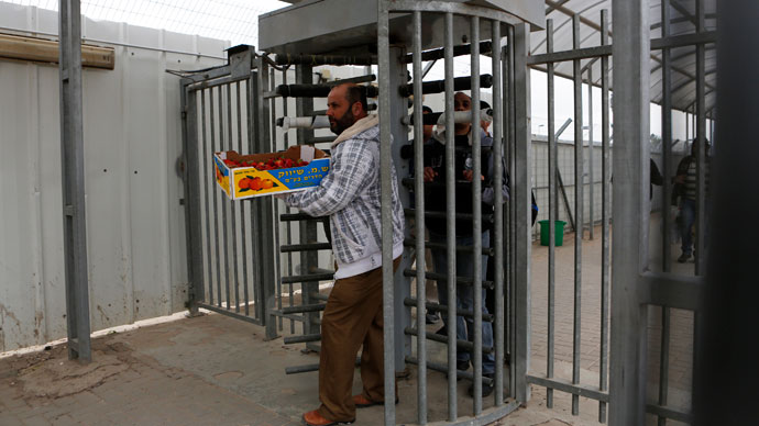 Palestinians cross through Israel's Eyal checkpoint as they return to the West Bank, near Qalqilya.(Reuters / Baz Ratner)