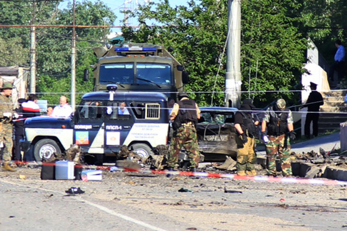 Law enforcement officers working at the site where bombs exploded near the bailiff service building in Makhachkala on May 20, 2013. (RIA Novosti / Arsen Abdullayev)