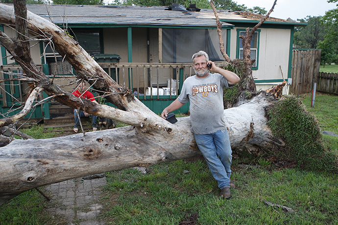 A downed tree which missed falling on a home in a mobile home park, where several other homes were destroyed by a tornado on Sunday, west of Shawnee, Oklahoma May 19, 2013. (Reuters / Bill Waugh)