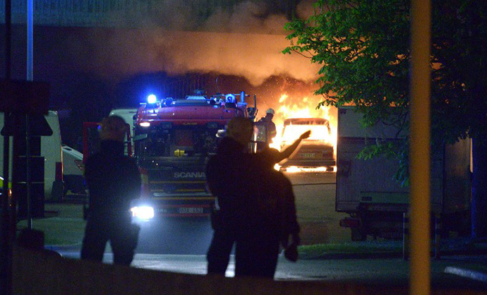 Police faces youths rioting in northern Stockholm on Sunday night and early morning Monday on May 20, 2013. (AFP Photo / Johan Nilsson)