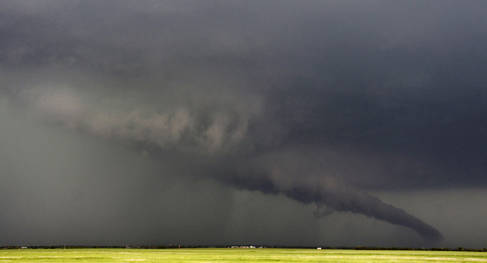The funnel of a tornadic thunderstorm almost touches the ground near South Haven, in Kansas May 19, 2013 (Reuters / Gene Blevins) 