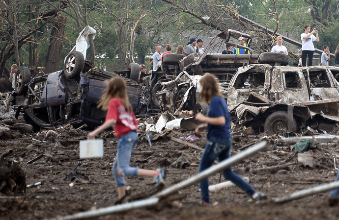 People look through the wreckage of their neighborhood after a tornado struck Moore, Oklahoma, May 20, 2013 (Reuters / Gene Blevins) 