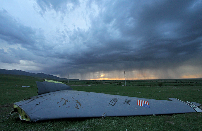 Wreckage of the American aircraft which crashed near the village of Chaldovar in Kyrgyzstan on May 3, 2013. (RIA Novosti / Vladimir Pirogov)